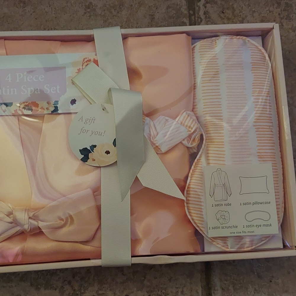 4 Piece Satin Spa Set in Peach